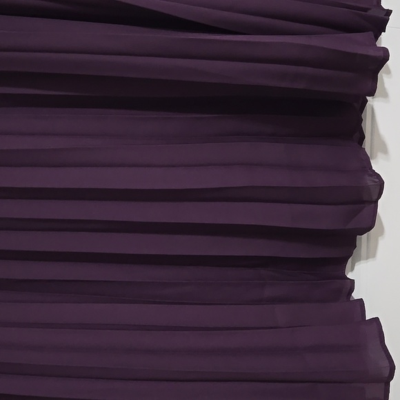 BB DAKOTA Edisto pleated dress in Black Orchid Plum Sz M NWOT - Picture 4 of 6